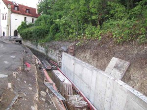 01_– Chrudim – rekonstrukce opěrné zdi náhonu na náměstí U Vodárny a v ulici Na Sádkách.