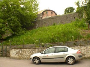 obr. 1 – Chrudim, Lázeňská ulice. Parkánová hradba. 