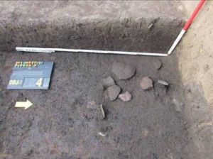 obr. 4 – Úhřetice. Detail vypreparované keramiky náležející kultuře s vypíchanou keramikou. 